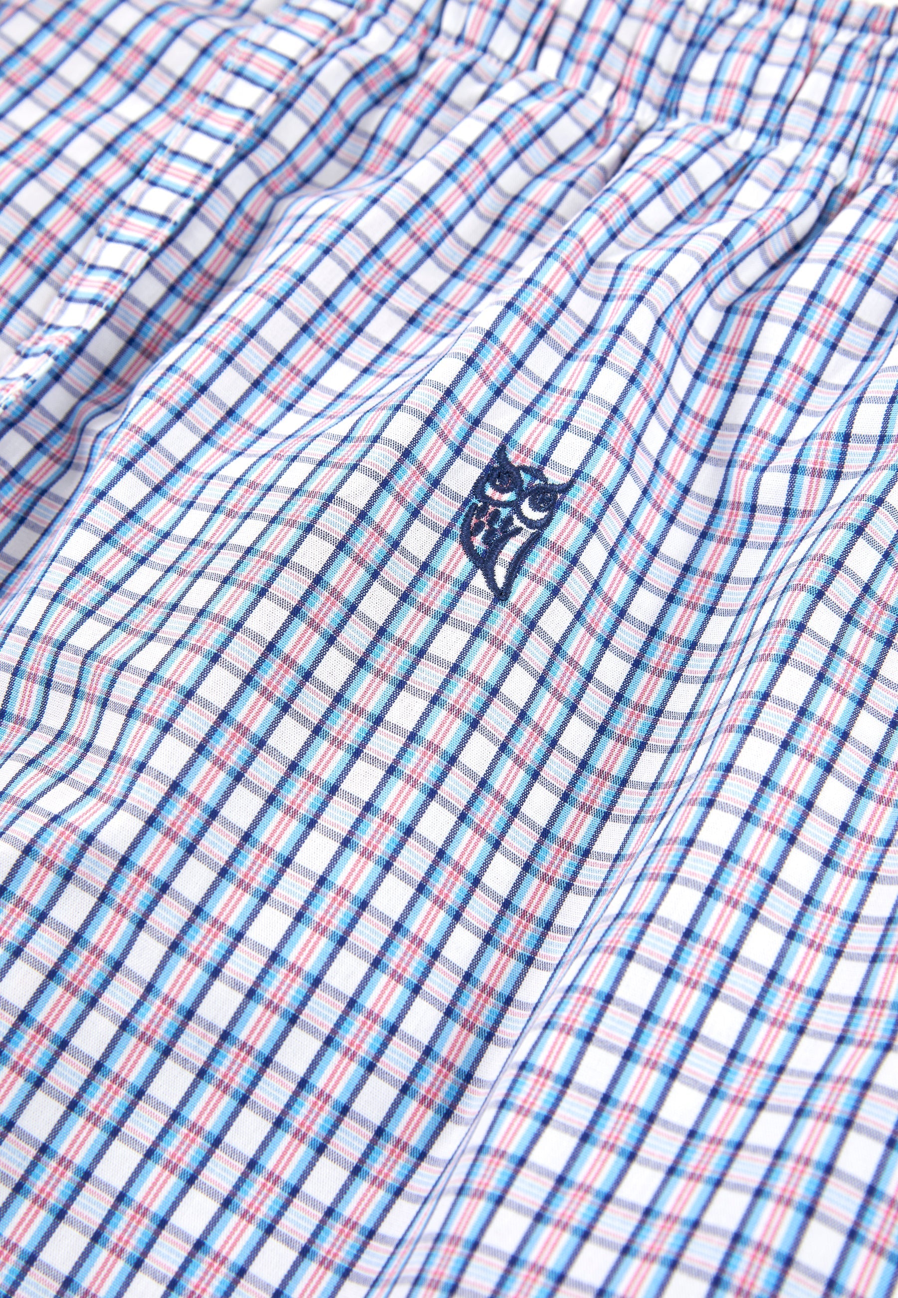 Pantalones cortos de cuadros en azul y rojo, algodón ligero, estilo casual con bordado de búho en detalle.