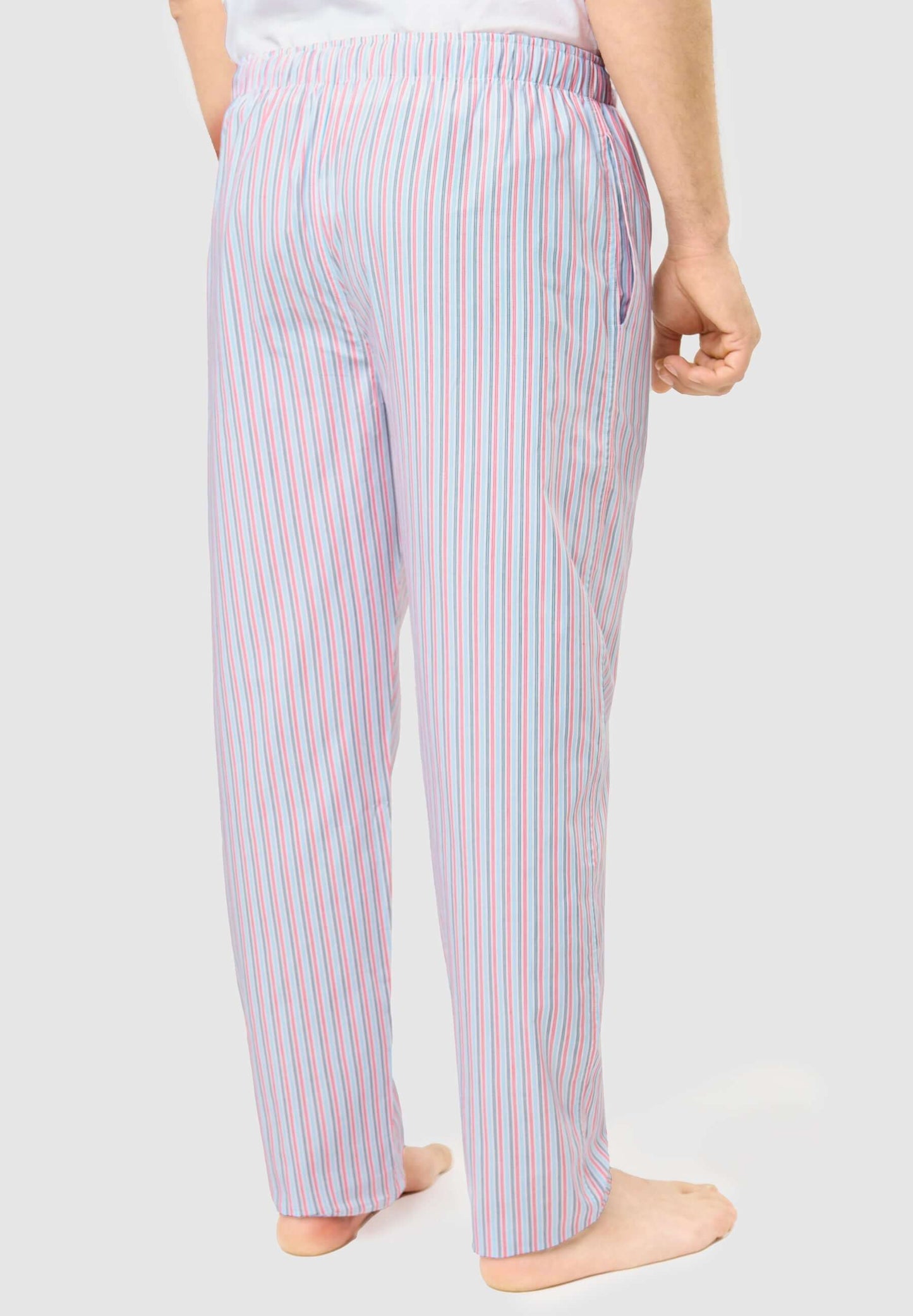 Pantalón Pijama Hombre largo de algodón popelín a rayas blancas y celestes, rojas y azules, visto desde atrás.