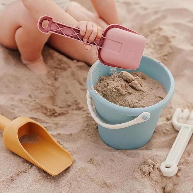 Niño jugando con el Set de Arena Ecológico Miniland ECO Junior en la arena, creando diversión sostenible.