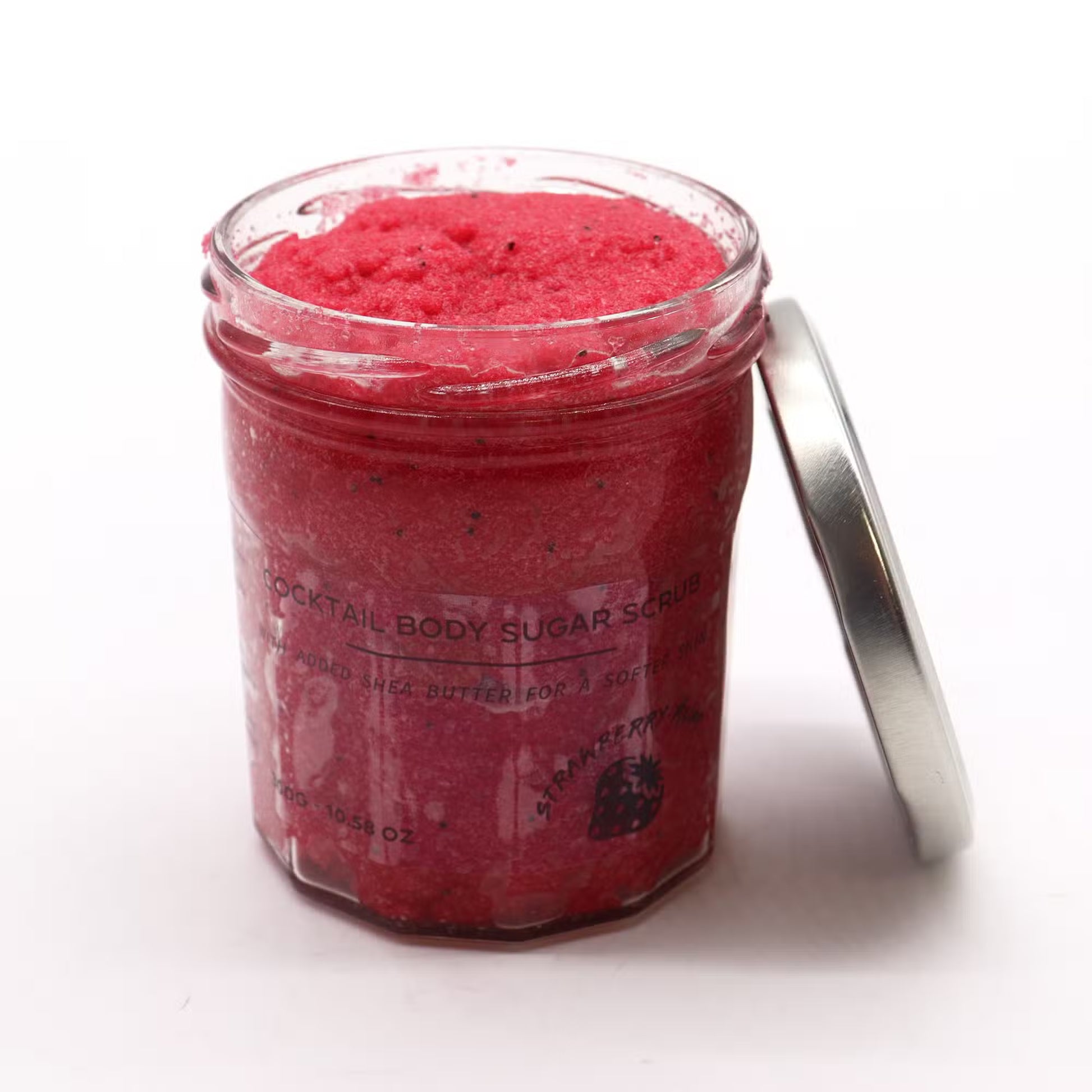 Frasco de vidrio con exfoliante corporal de azúcar rojo brillante y tapa metálica, sobre un fondo blanco.