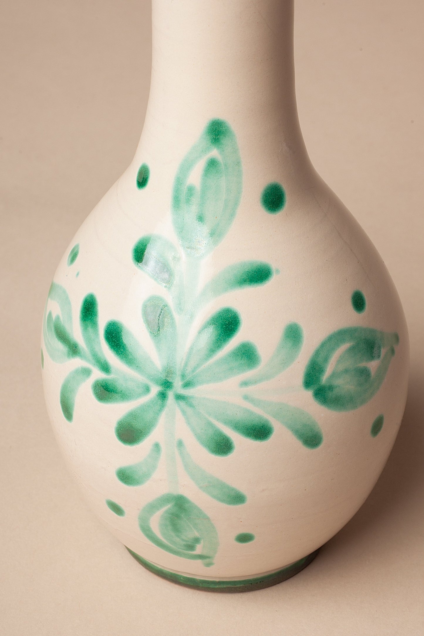Jarrón de cerámica blanca con diseño en verde, estilo artesanal, ideal para decoración moderna.