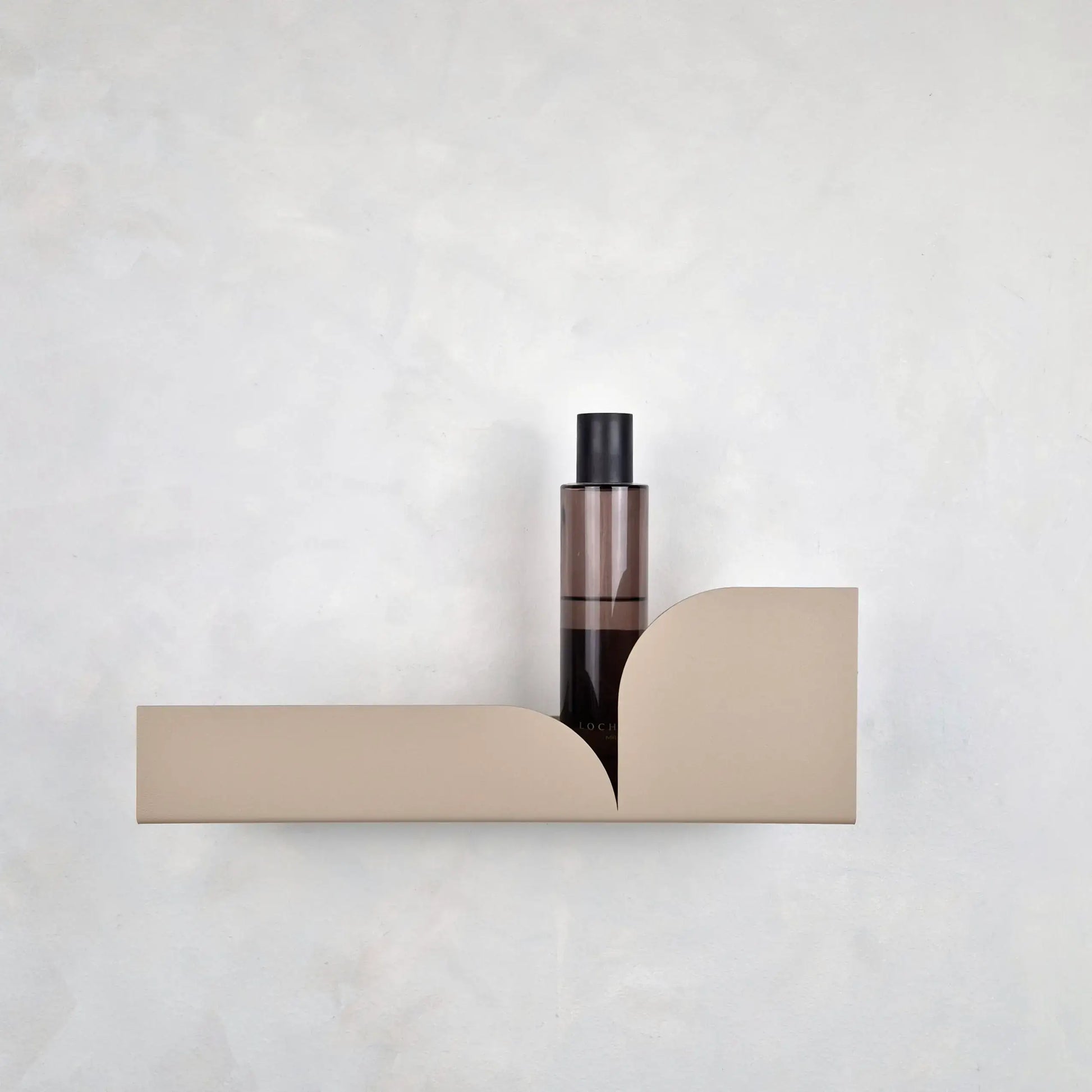 Estantería metálica Torino mediana con botella sobre fondo claro, diseño moderno y minimalista.