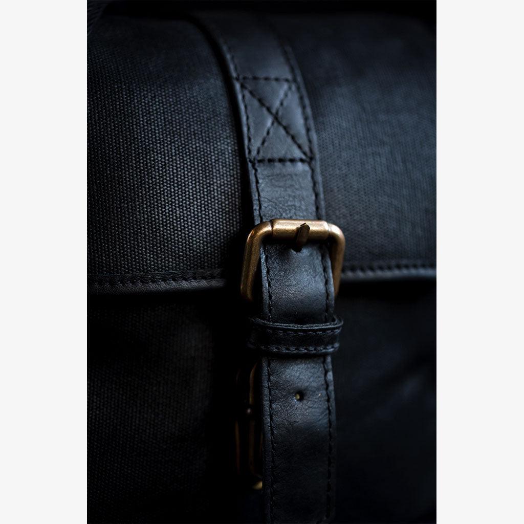 Close-up of the buckle and strap detail on the Waxed Canvas Camera Bag Berlin – Black.