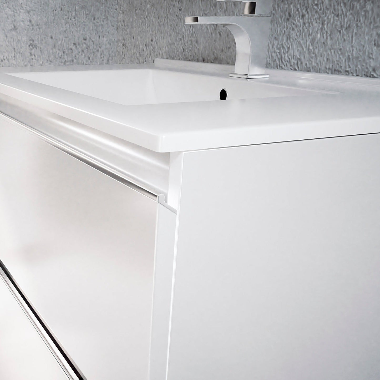 Detalle cajones con cierre amortiguado – mueble blanco brillo baño