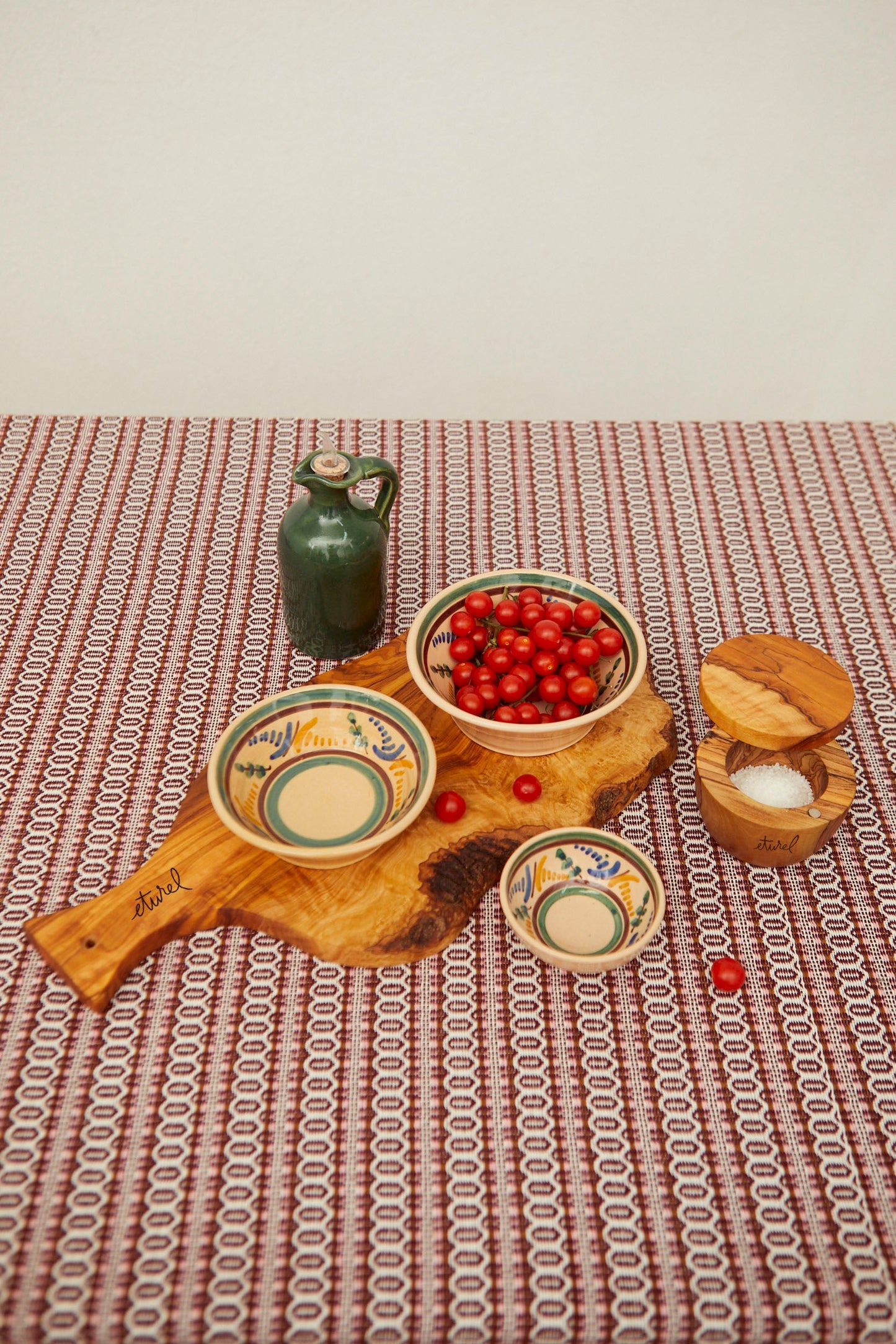 Salero de madera de olivo con tapa imantada hecho a mano