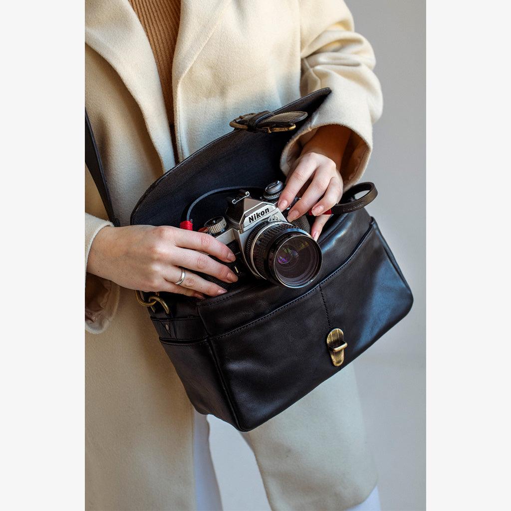 The Paris black leather camera bag is a timeless piece of craftsmanship, elegance, and practicality designed for photographers who value both style and protection. Entirely handmade in Spain by an expert artisan, this crossbody leather camera bag blends traditional techniques with a modern minimalist design.