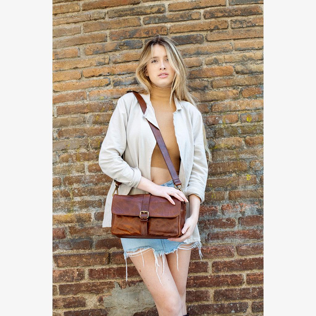 Handmade leather camera bag París Cognac durable and stylish design