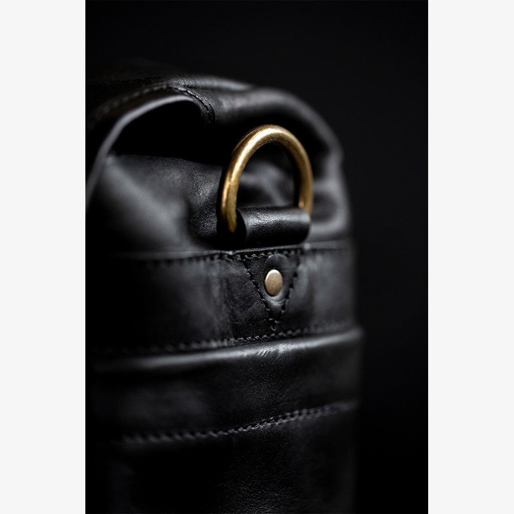 Bolso de Cuero Negro Roma hecho a mano en España con compartimentos acolchados para portátil, cámara y accesorios, elegante y funcional para uso diario y profesional