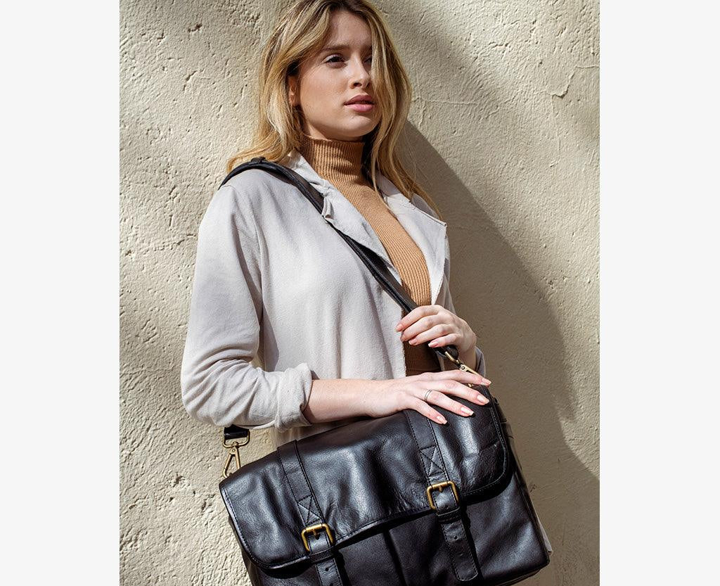Bolso de Cuero Negro Roma de Ornare Living, accesorio premium de cuero negro, hecho a mano en España, perfecto para profesionales, fotógrafos y estilo diario