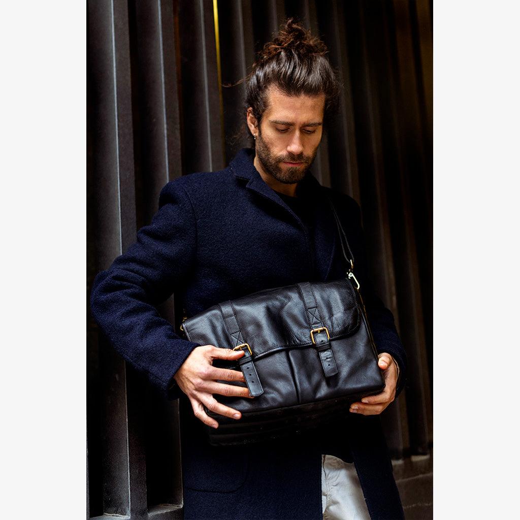 Bolso de Cuero Negro Roma, bandolera artesanal, elegante y funcional, ideal para fotógrafos y amantes del cuero de calidad, con compartimentos adaptables y seguros
