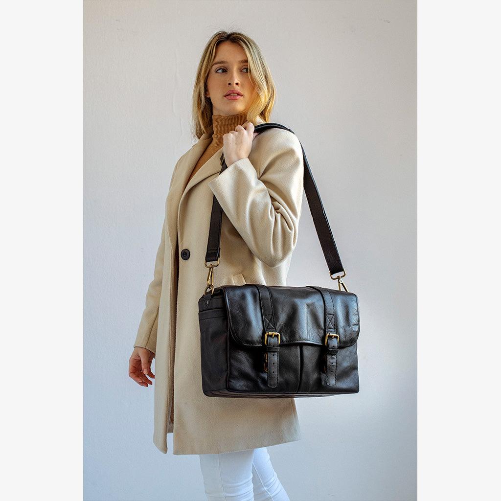 Bolso de Cuero Negro Roma hecho a mano en España, elegante y funcional, con compartimentos acolchados para portátil, cámara y accesorios diarios
