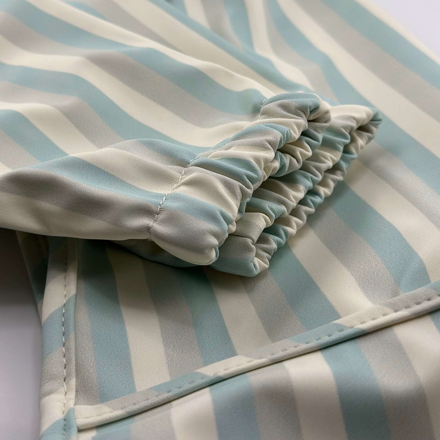 Babero con manga impermeable Vertical Stripes Nenina & Co