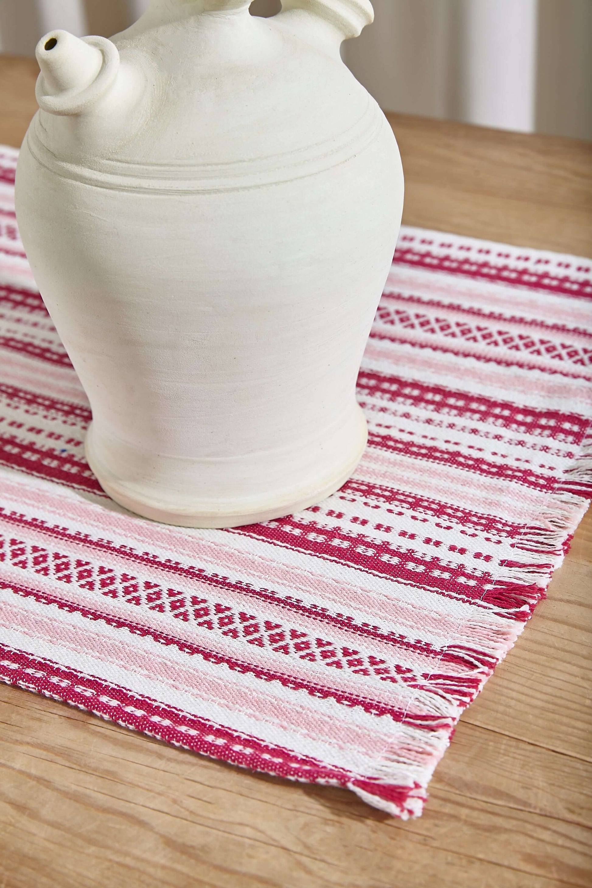 Camino de mesa alpujarra tonos rosas tejido artesanal con flecos