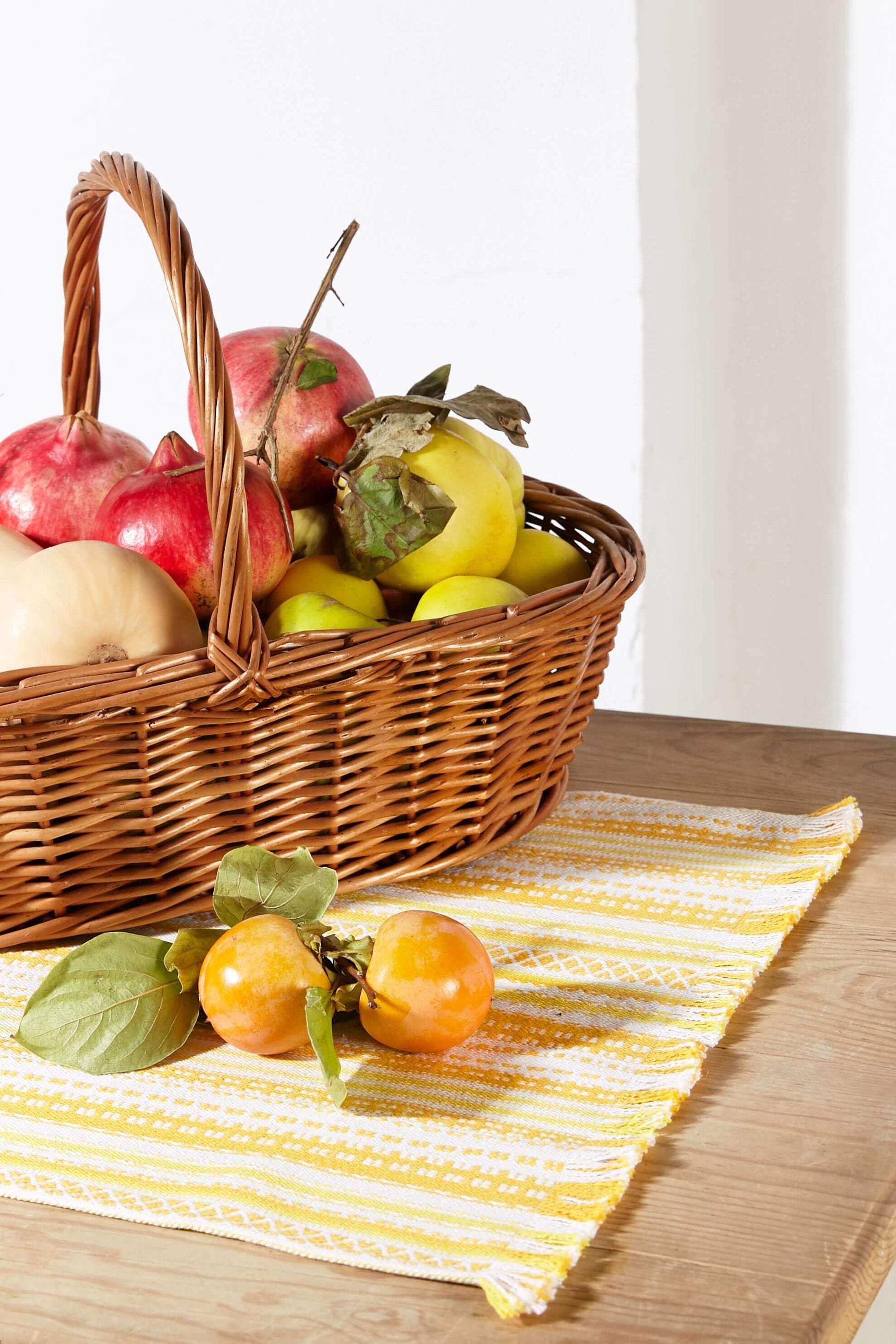 Camino de mesa amarillo con flecos desflecados a mano 155x48cm en mesa