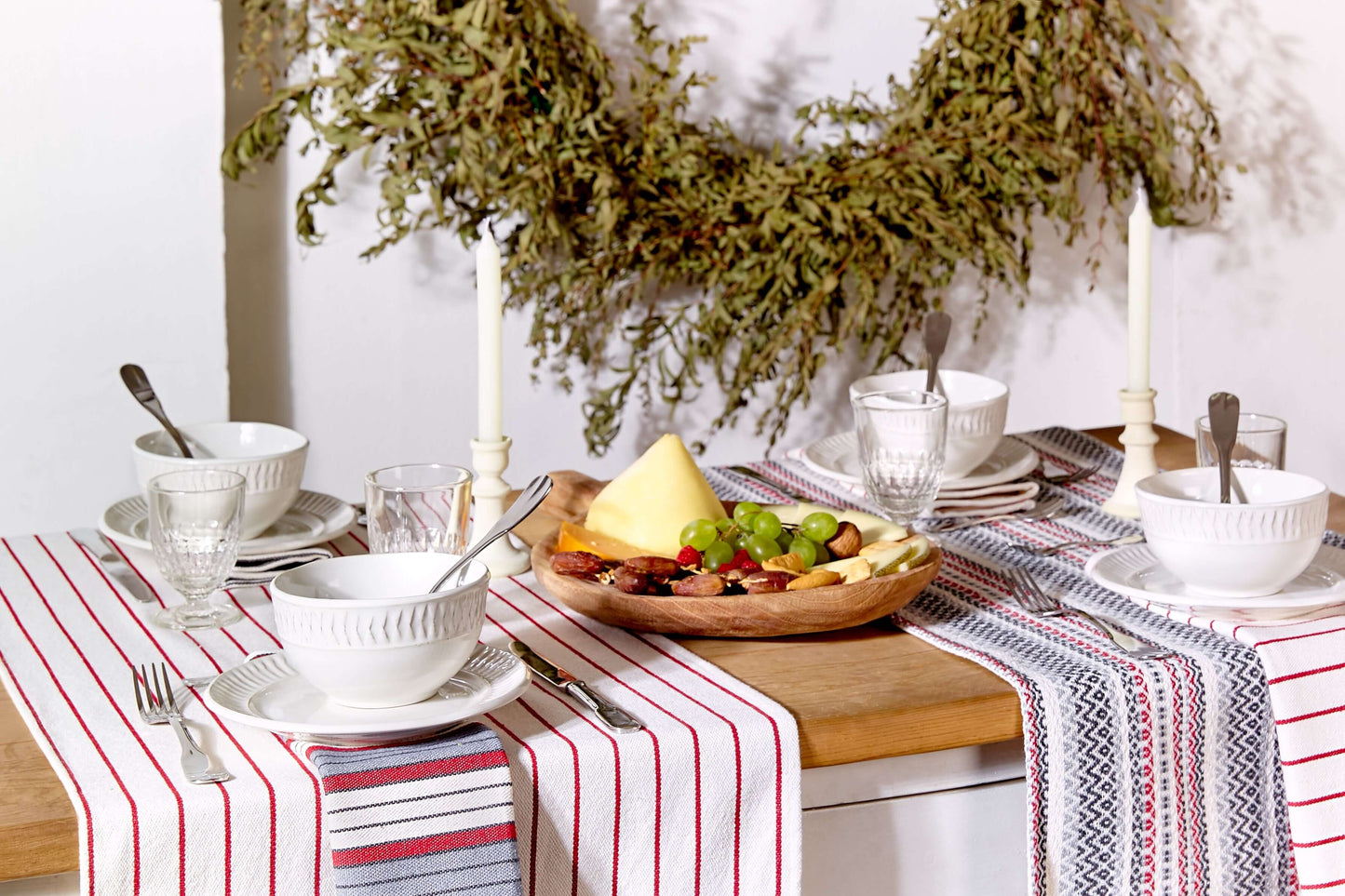 Camino de mesa granate con flecos artesanales desflecados a mano