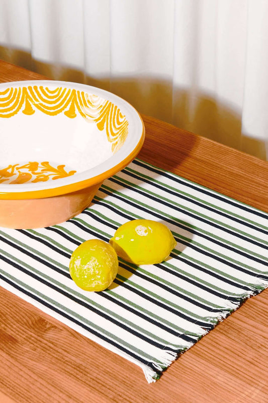 (detalle con limones): Detalle camino de mesa rayas verdes y blancas con flecos tejido artesanal