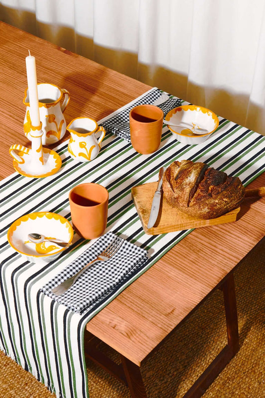 (mesa decorada con desayuno): Camino de mesa rayas verdes decorando mesa de comedor con vajilla y pan