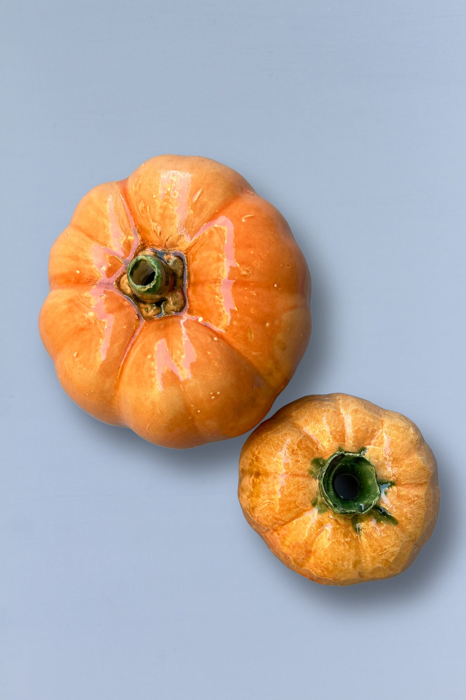 Calabazas de cerámica naranja brillante, decorativas, grandes y pequeñas, perfectas para adornar el hogar.