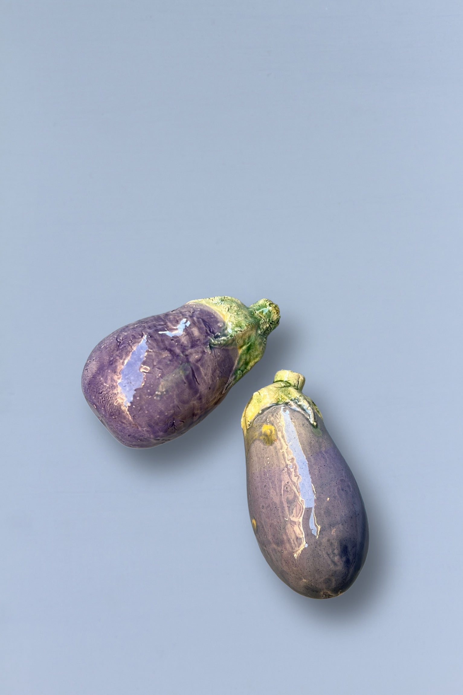 Berenjenas de cerámica morada y verde, estilo moderno, perfectas para decoración de cocina.
