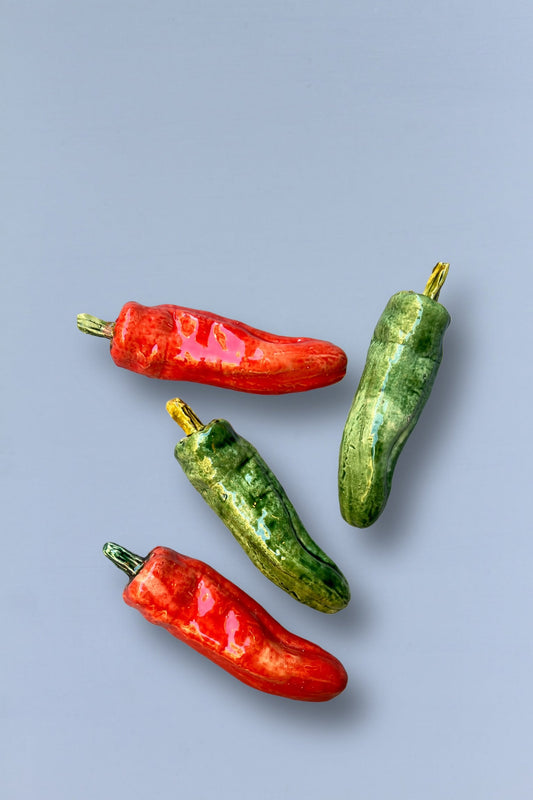 Chiles de cerámica roja y verde brillante, decorativos, perfectos para cocina o decoración rústica.