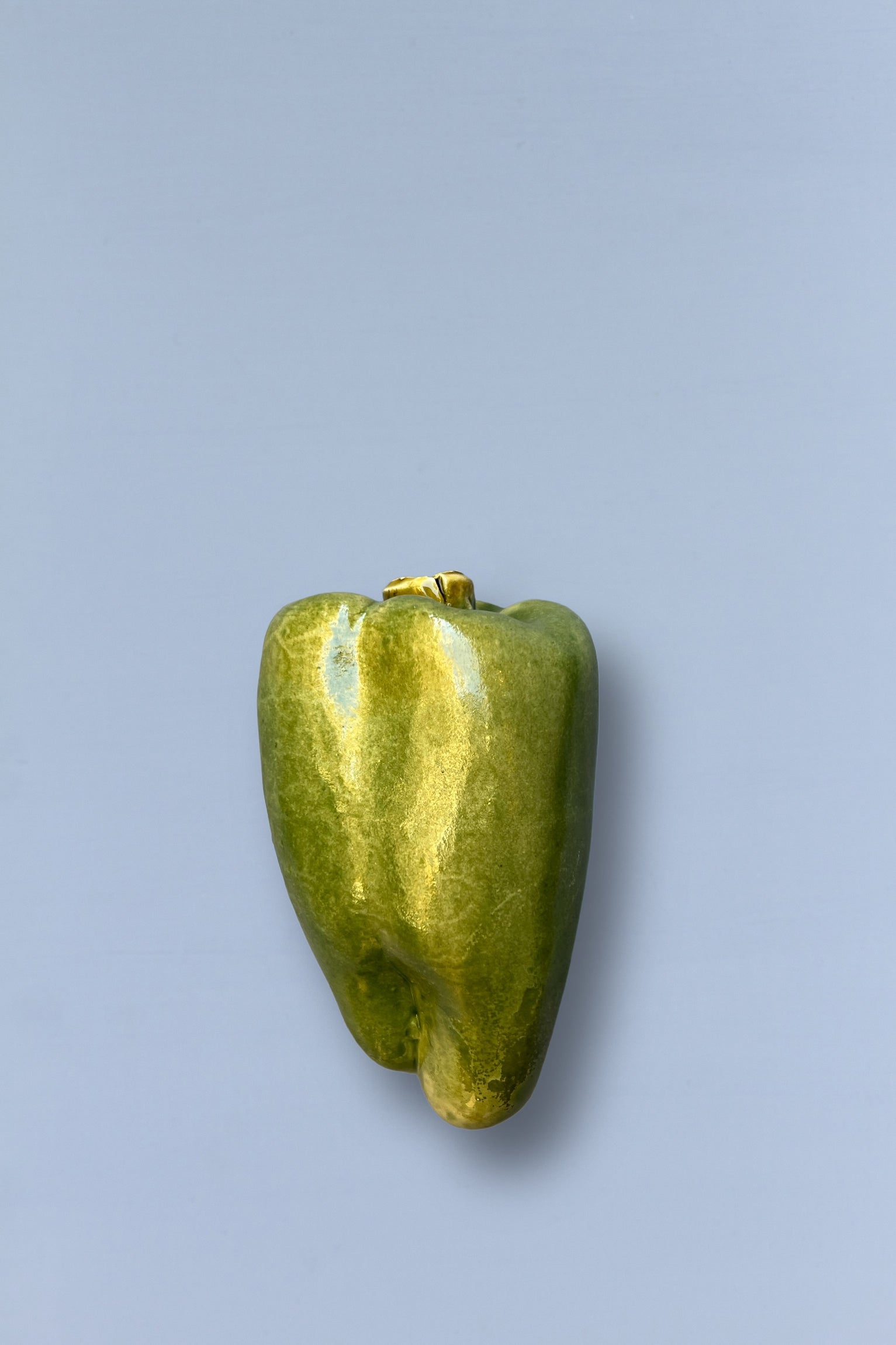 Pimiento verde brillante decorativo de cerámica, estilo moderno, ideal para la decoración de interiores.