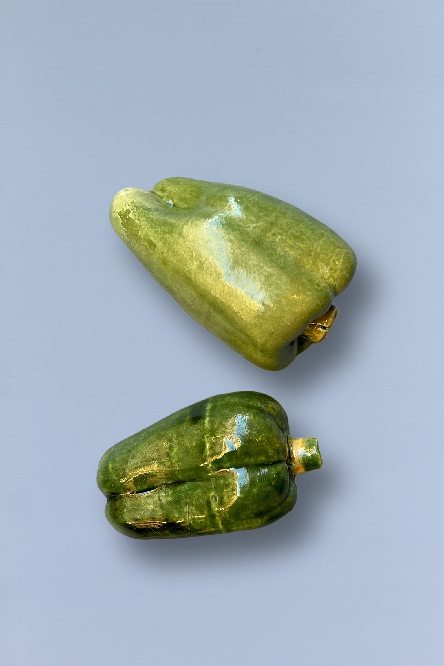 Pimientos verdes de cerámica brillante, decorativos, en tonos verdes, estilo moderno y elegante.