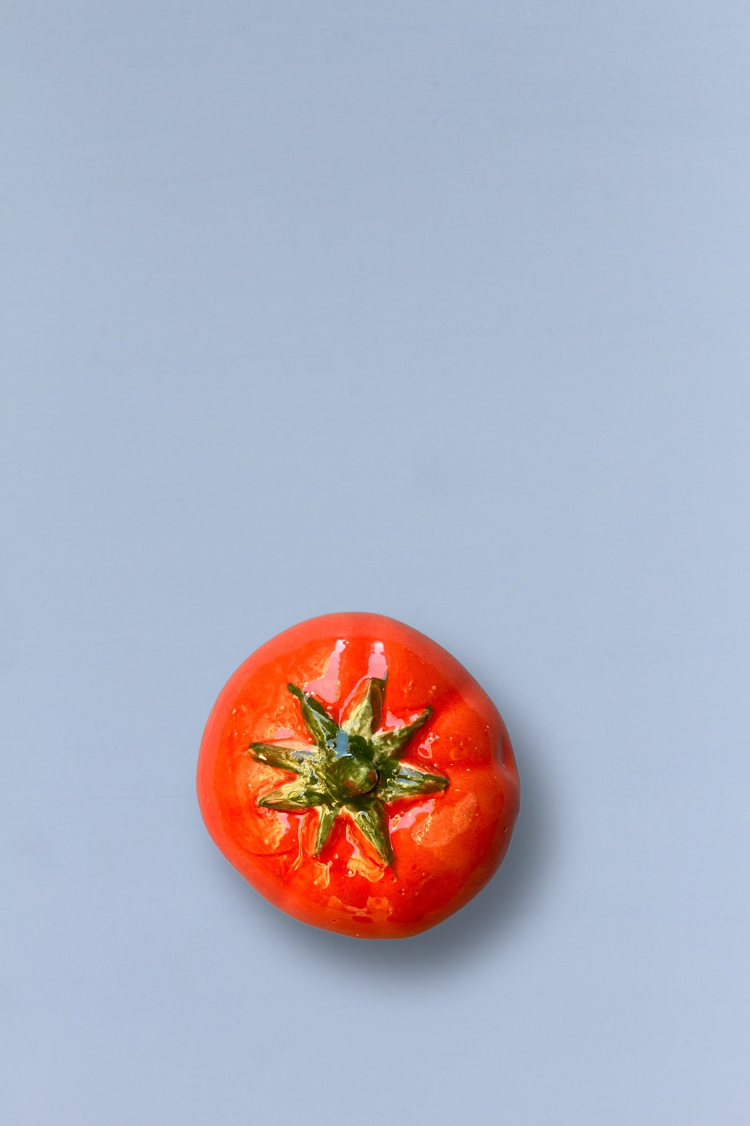Tomate de cerámica roja brillante, estilo moderno, ideal para decoración de cocina.