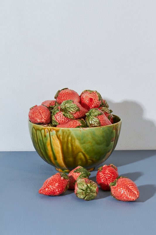 Bowl de cerámica verde con fresas rojas artificiales decorativas. Ideal para adornar mesas.
