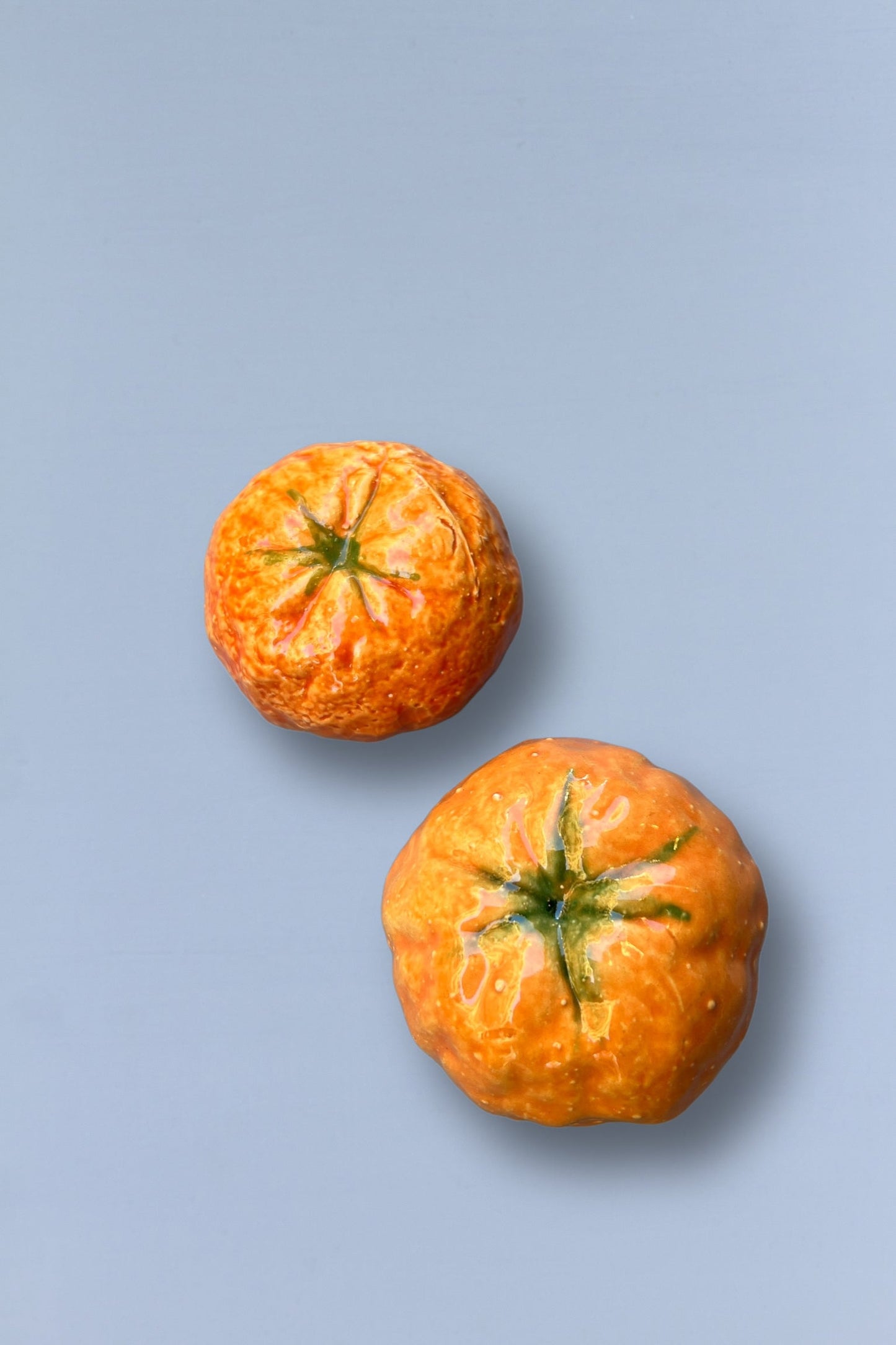 Cerámica decorativa de naranjas con acabado brillante en tonos naranjas y verdes, ideal para casa.