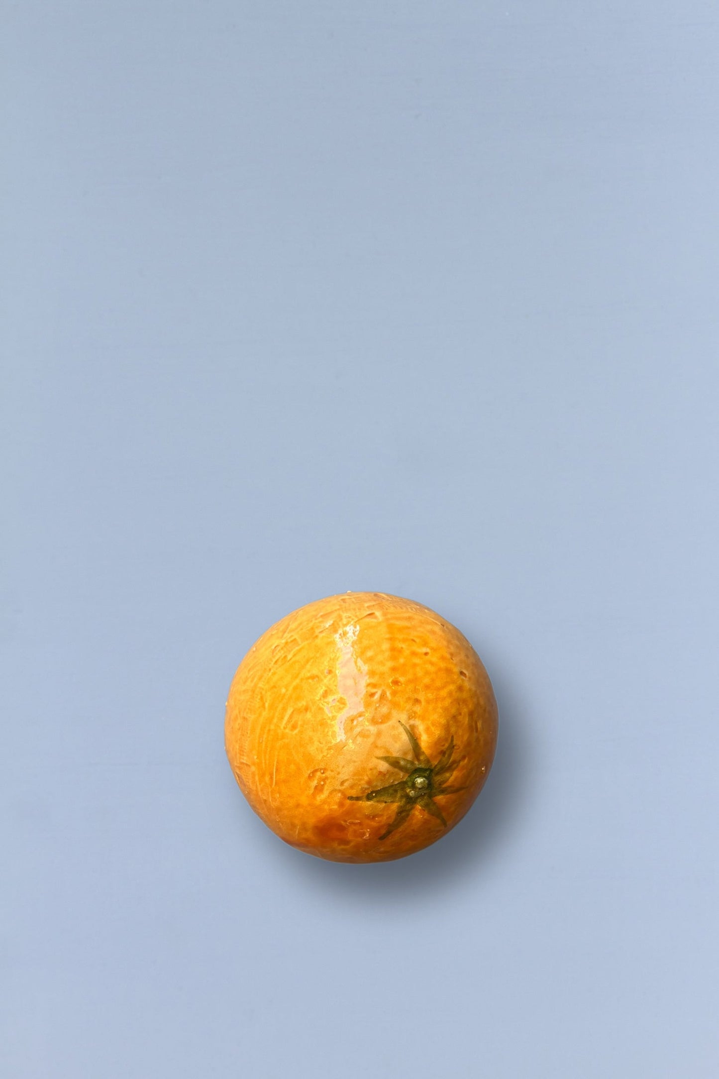 Naranja fresca y brillante sobre fondo azul, ideal para jugos y ensaladas.