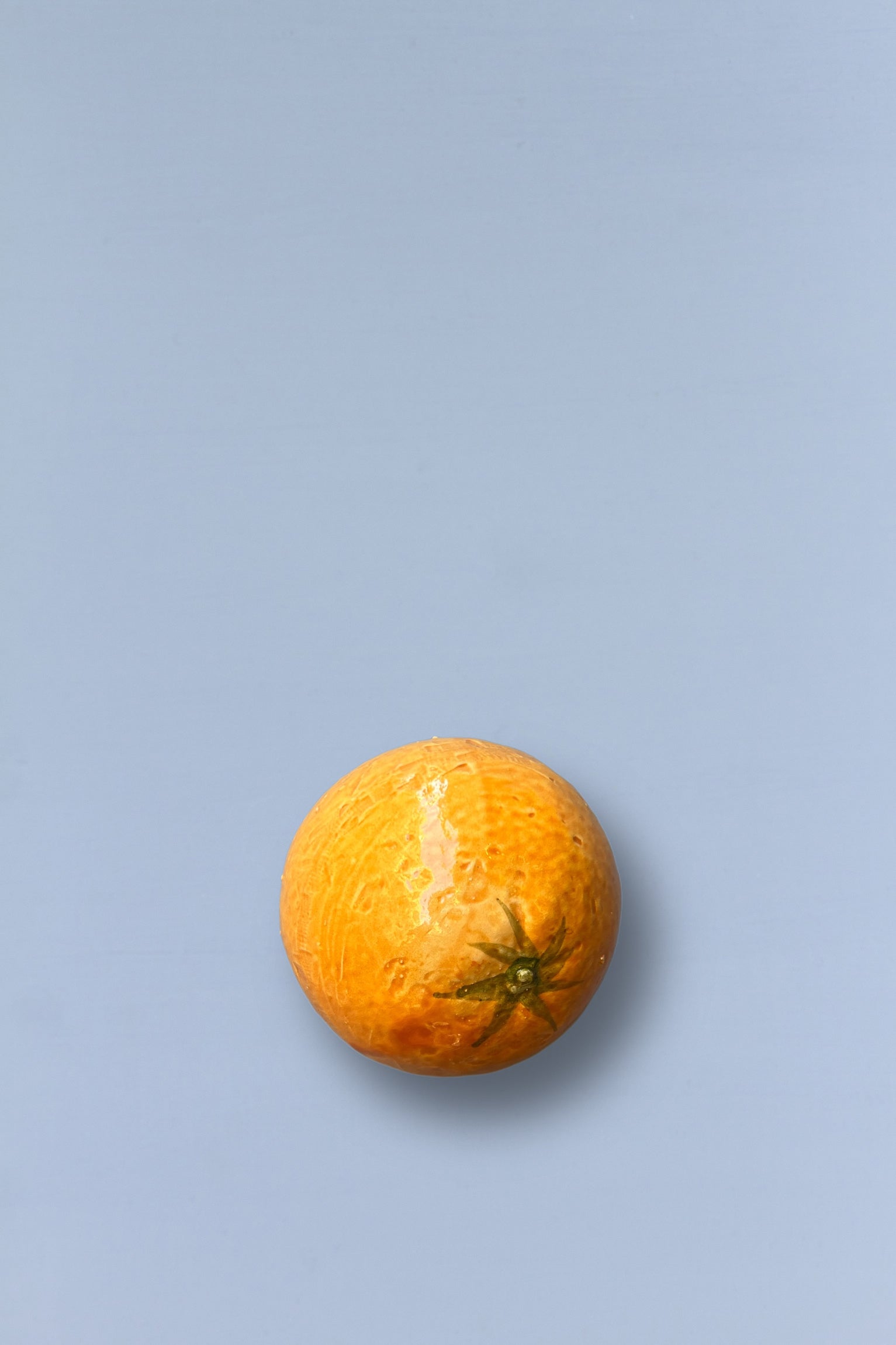 Naranja fresca y brillante sobre fondo azul, ideal para jugos y ensaladas.
