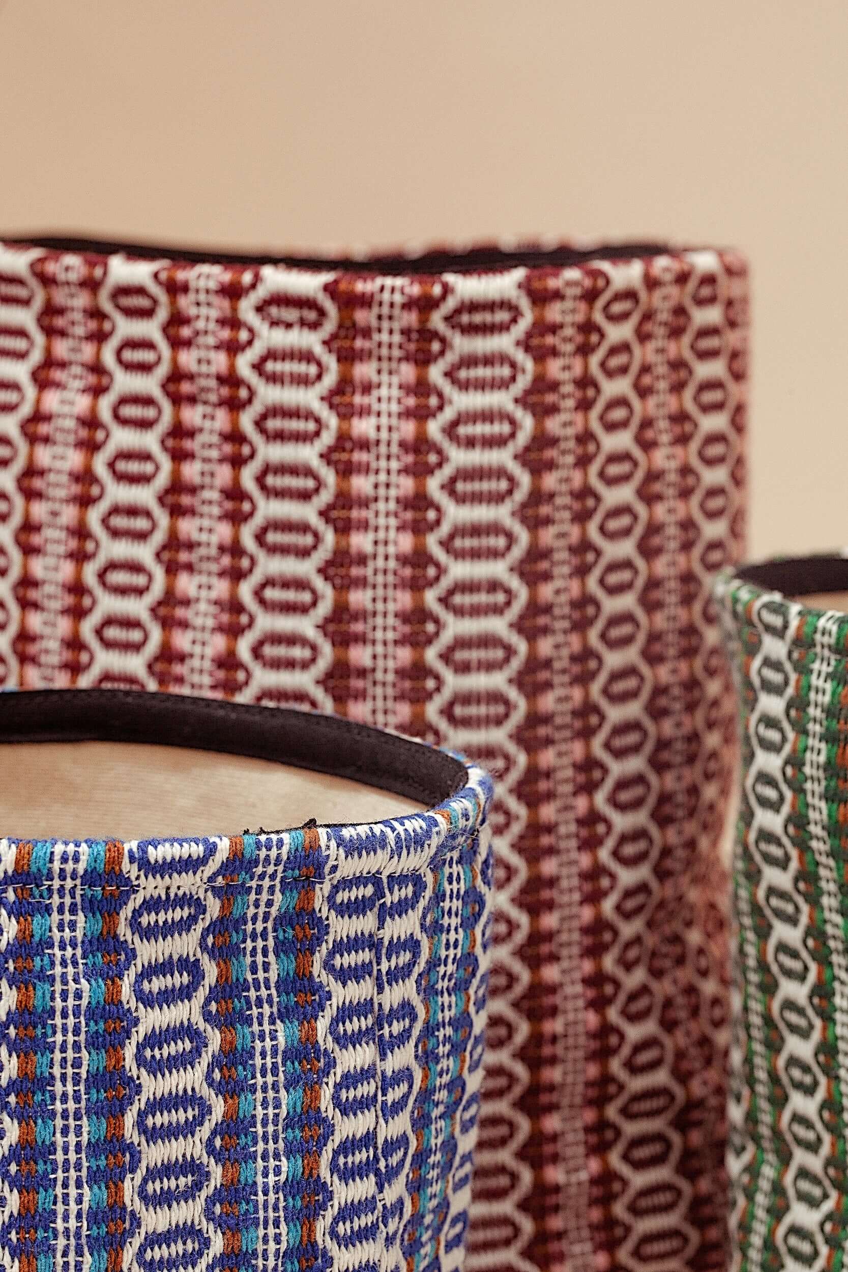 Detalle textura cestos ojo de perdiz granate azul verde con borde marrón - tejido tradicional forrado algodón