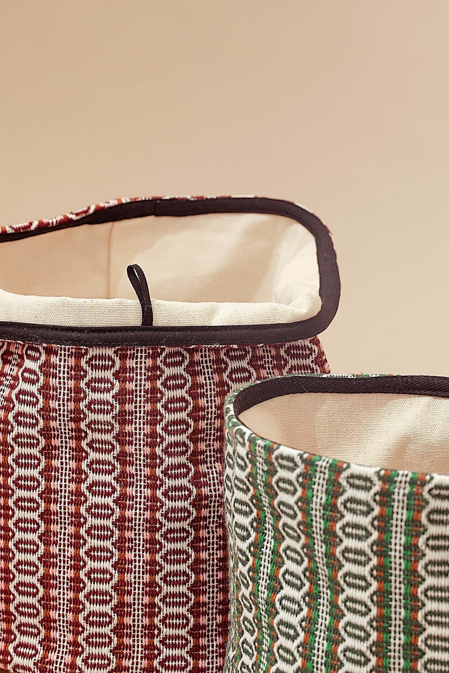 Detalle interior cestos ojo de perdiz granate y verde forrados algodón beige - cestos multiusos retro España
