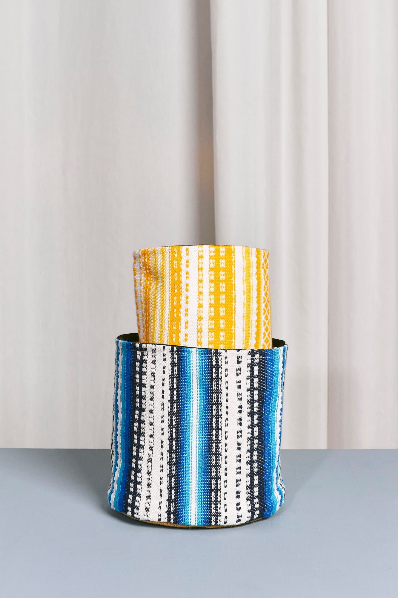 Cesto alpujarra azul y amarillo