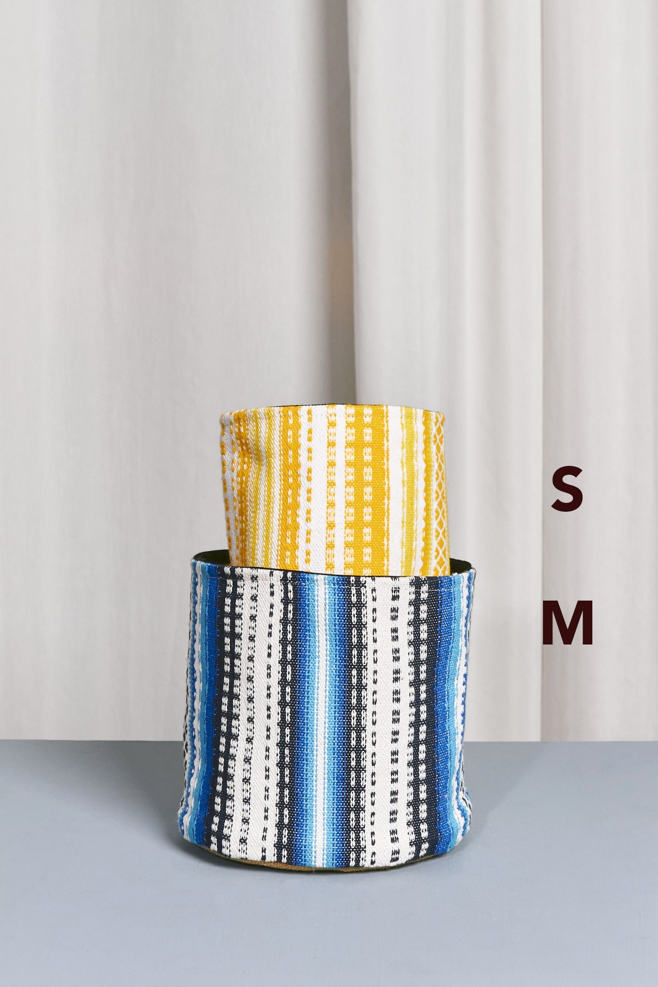 Cesto alpujarra azul y amarillo