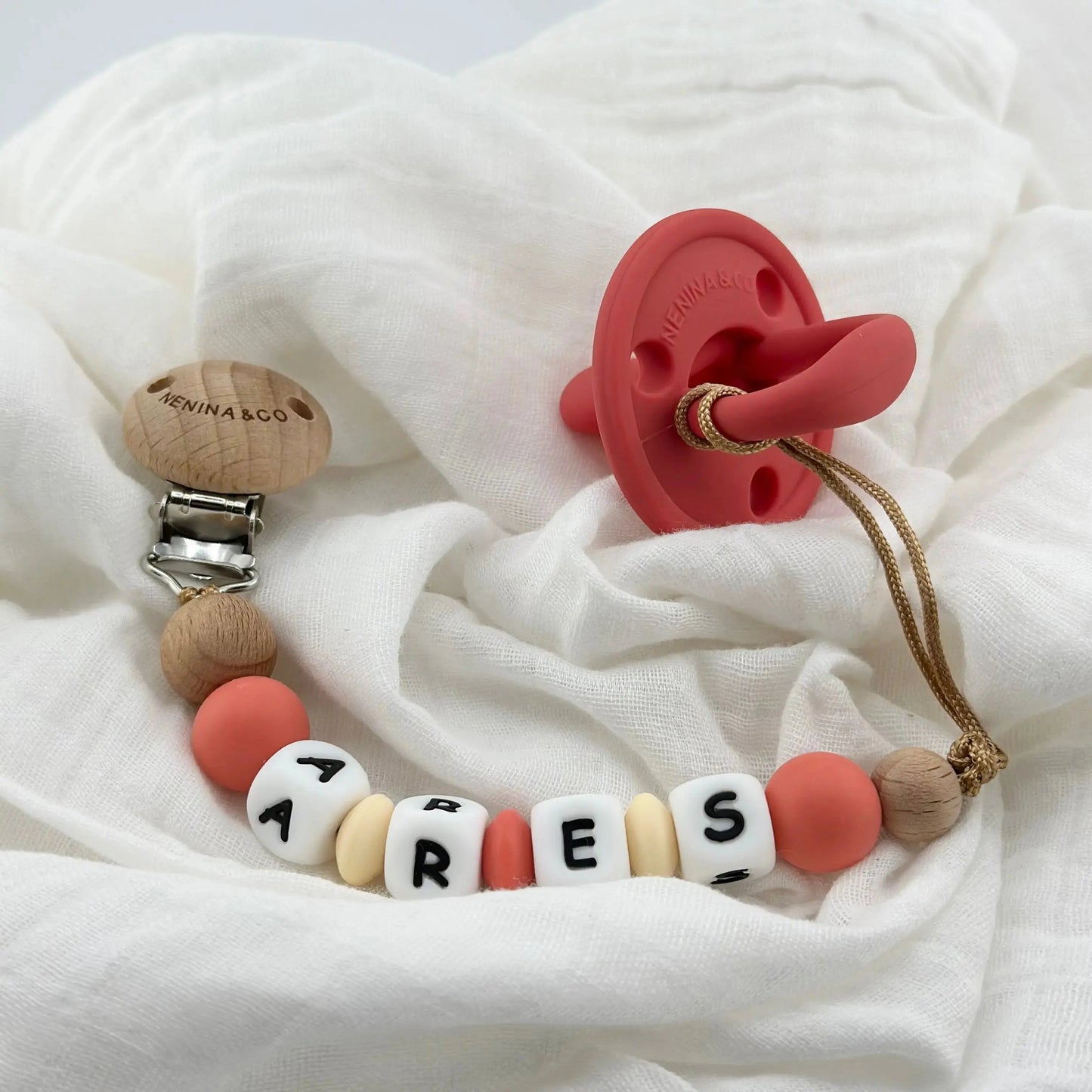 Chupetero Personalizado Rojo con Nombre en Silicona Orgánica | Nenina & Co.