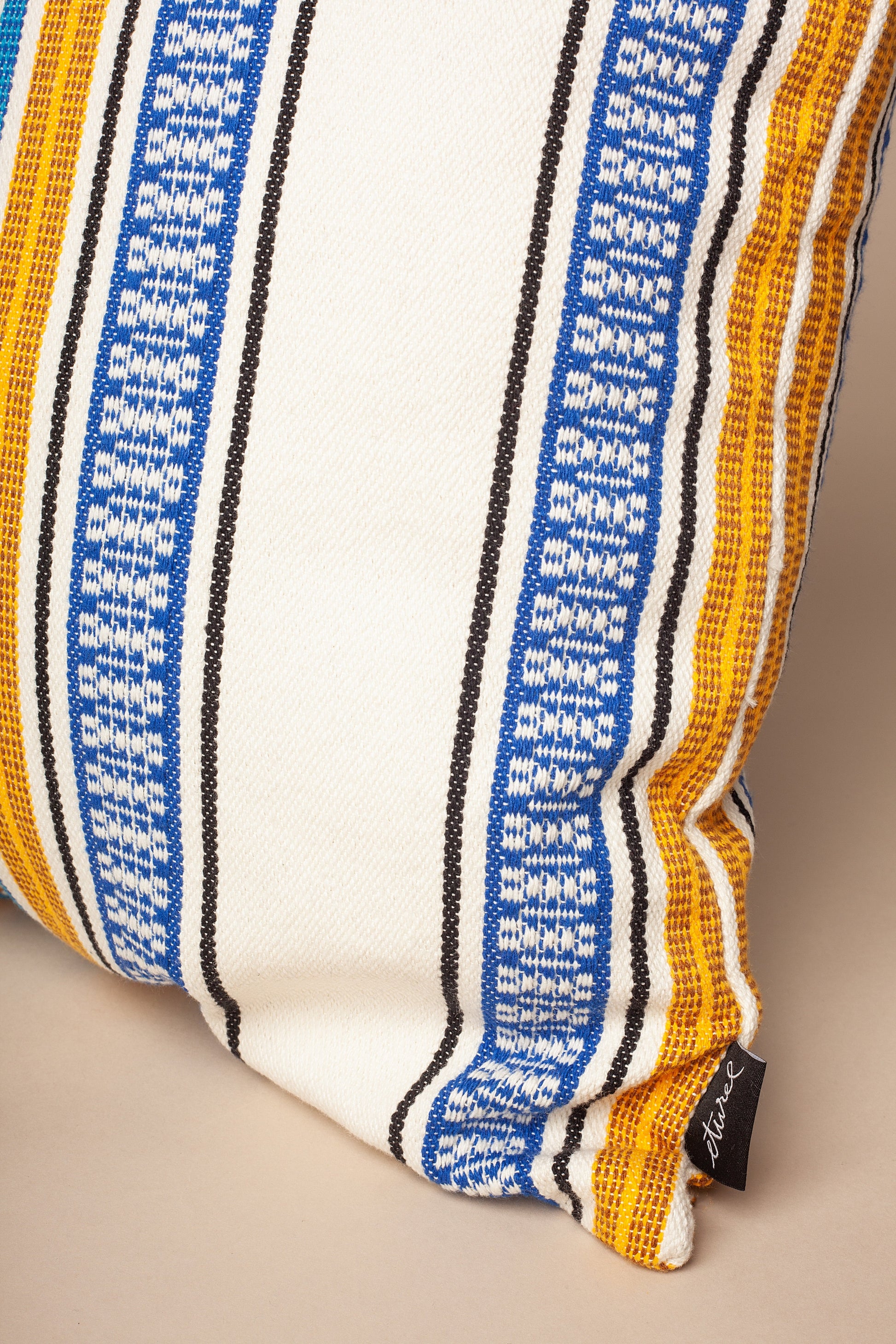 Cojín rectangular de rayas azules, amarillas y blancas, tejido en algodón, estilo bohemio moderno.