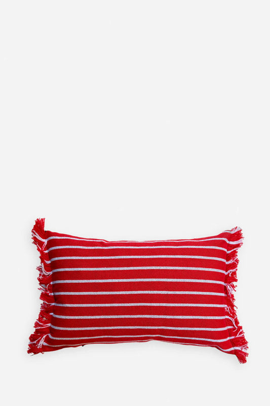 Funda de cojín rectangular 30x45cm, rayas rojas y blancas, textura de tejido natural con flecos decorativos en los lados.