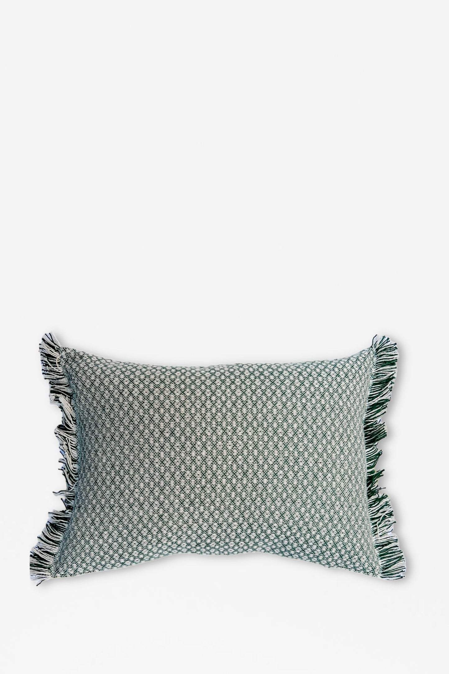 Almohada rectangular verde con diseño de rombos y flecos, hecha de material suave y resistente.