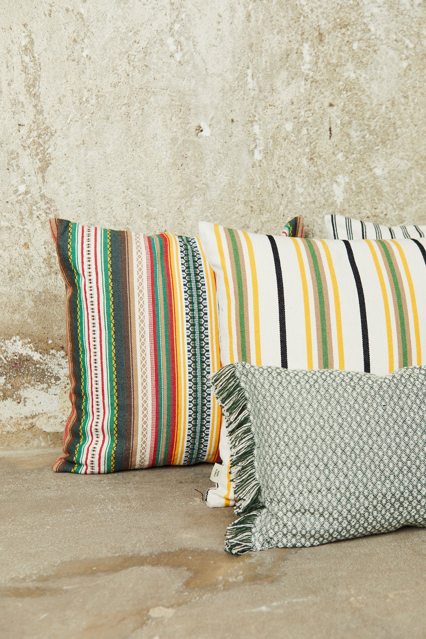 Cojines decorativos en tonos multicolores, tejidos de algodón, estilo bohemio, perfectos para cualquier espacio.