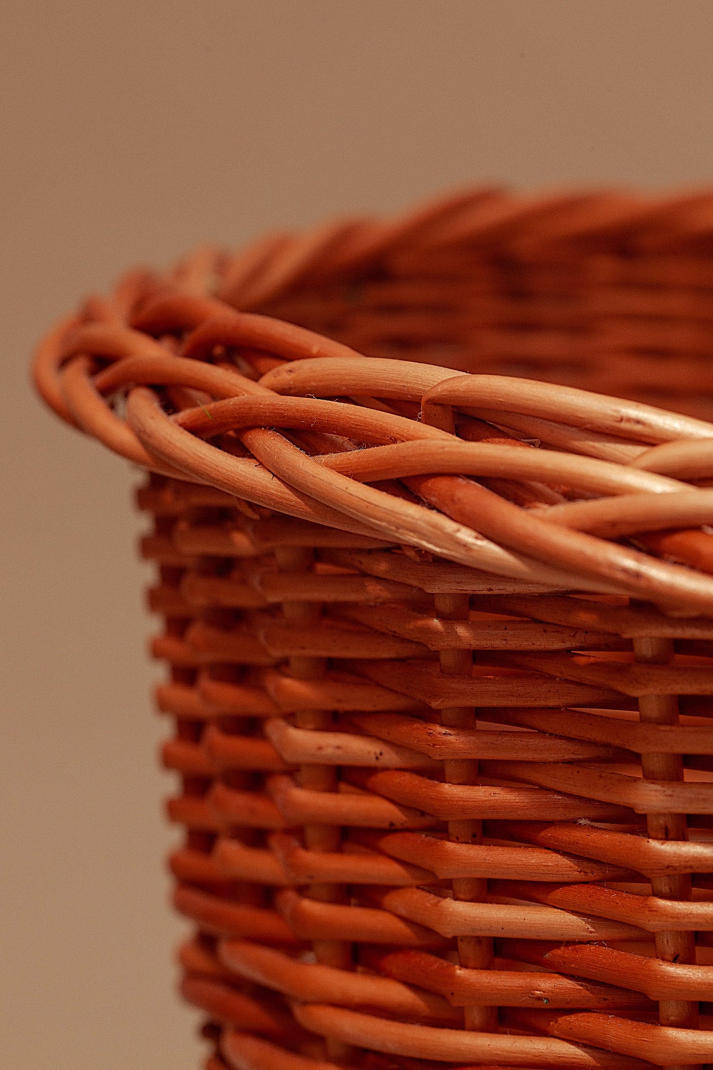 Cesta de mimbre trenzado color marrón claro, ideal para almacenamiento y decoración del hogar.