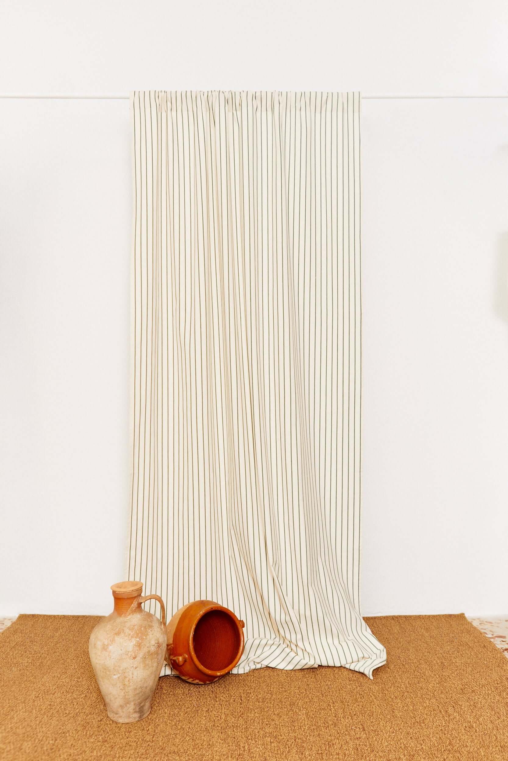 Cortina cadena verde antimoscas colgada en puerta con jarrones terracota - cortina decorativa exterior hecha España