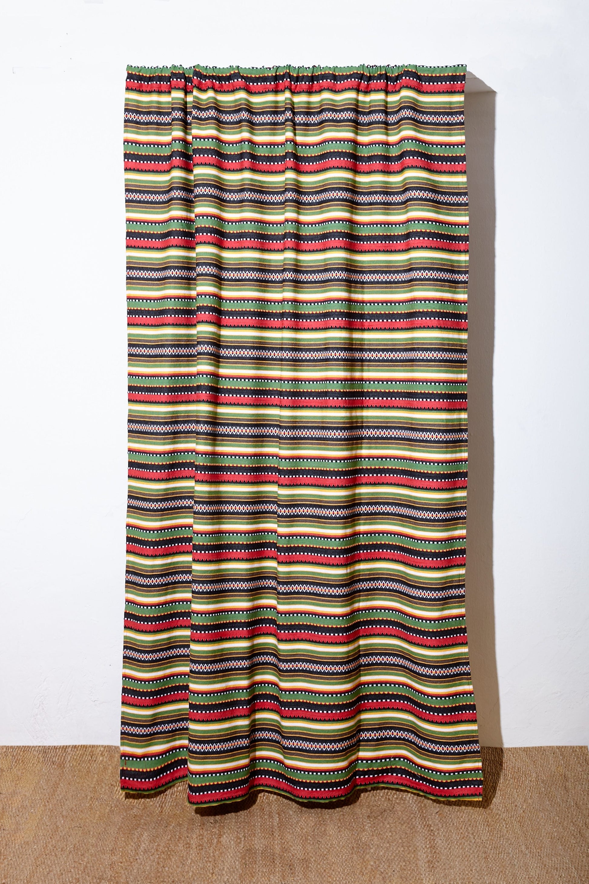 Cortina de algodón verde con rayas rojas, negras y amarillas, estilo bohemio. Ideal para decorar tu hogar.