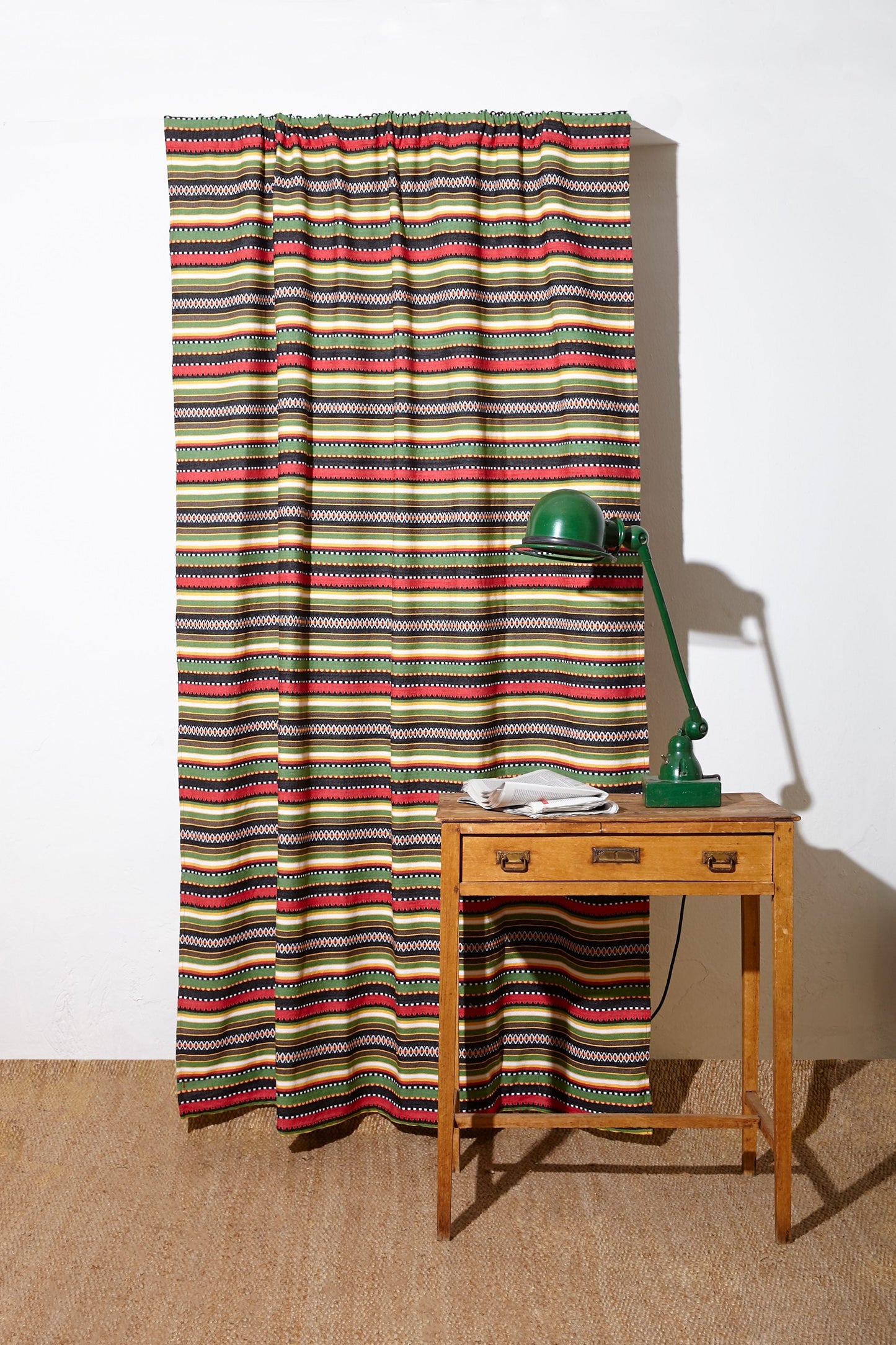 Cortina de rayas multicolores en algodón, estilo bohemio, con un diseño vibrante y moderno.