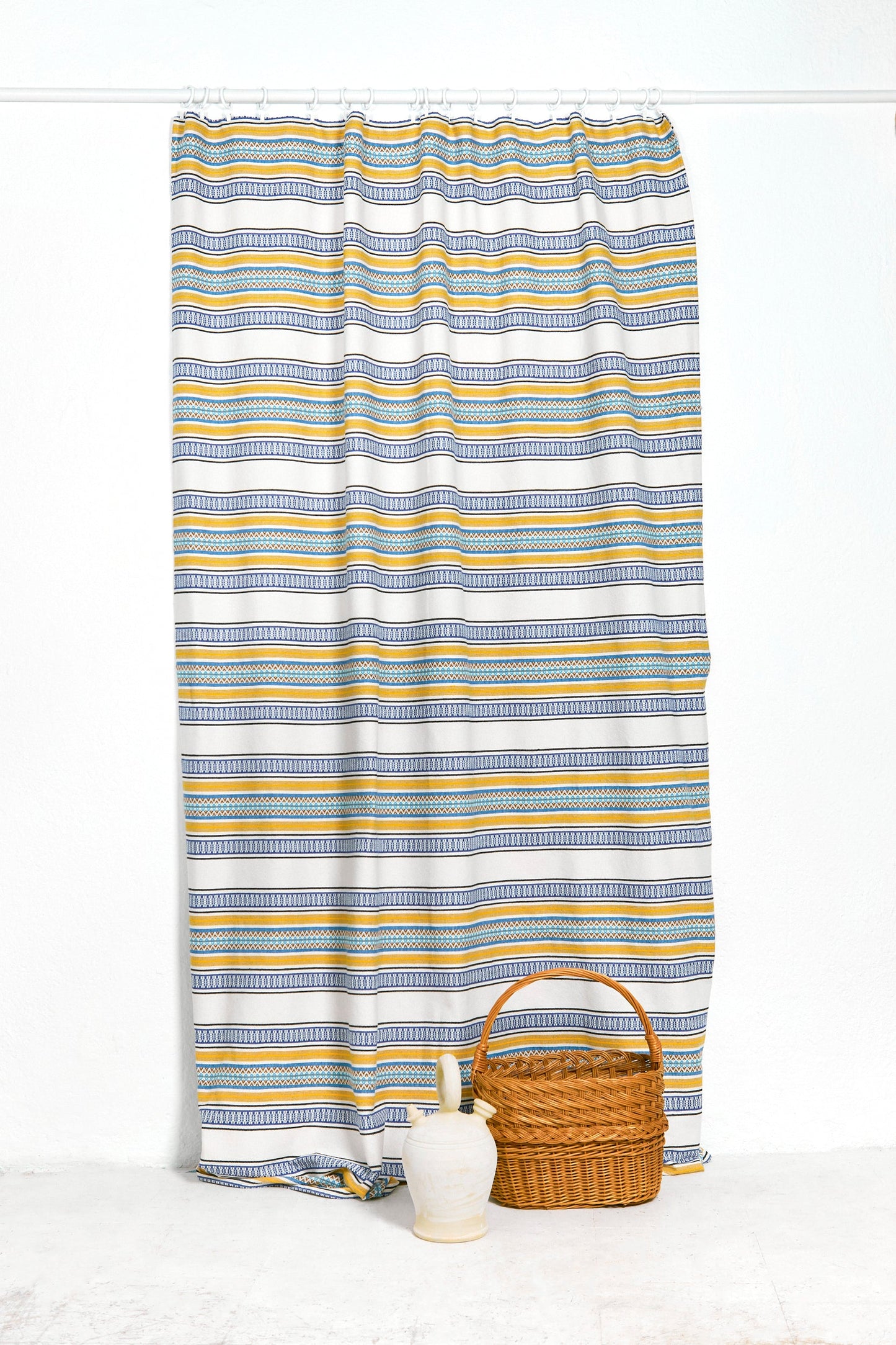 Cortina de rayas azules y amarillas, 100% algodón, estilo moderno, con cesto de mimbre y jarra decorativa.