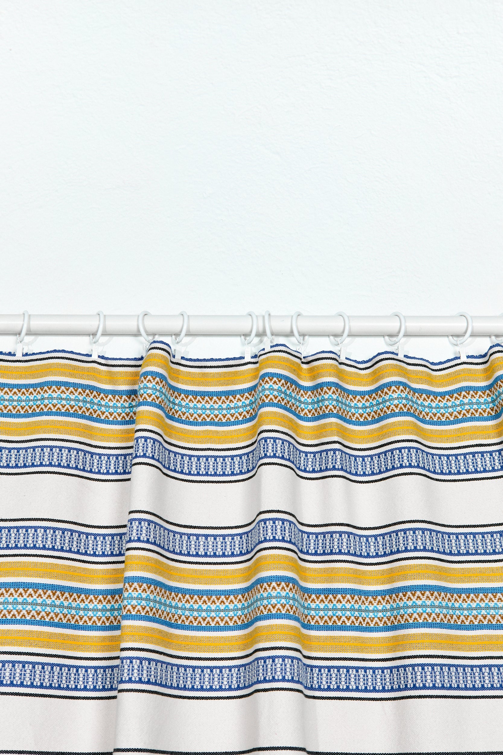Cortina de algodón blanco con rayas azules y amarillas, estilo moderno y bohemio. Ideal para decorar cualquier habitación.