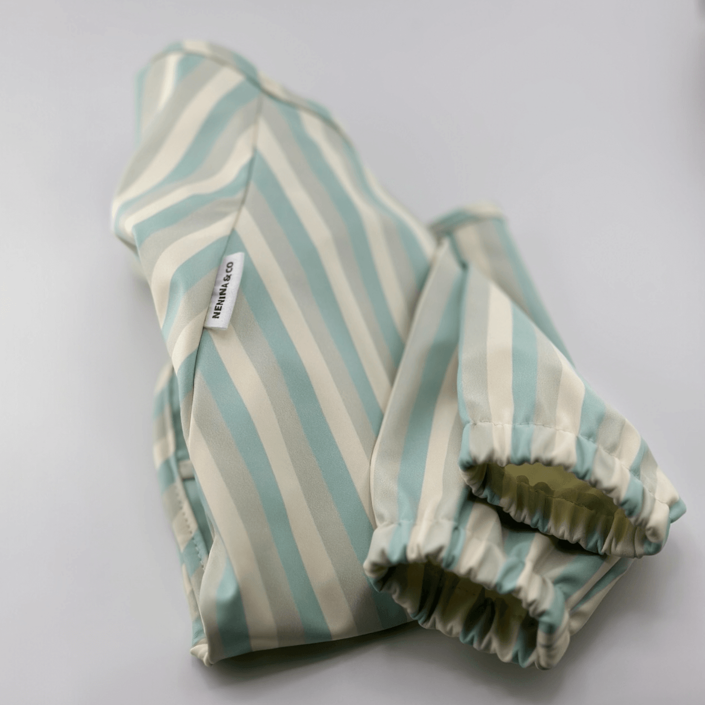 Babero con manga impermeable Vertical Stripes Nenina & Co
