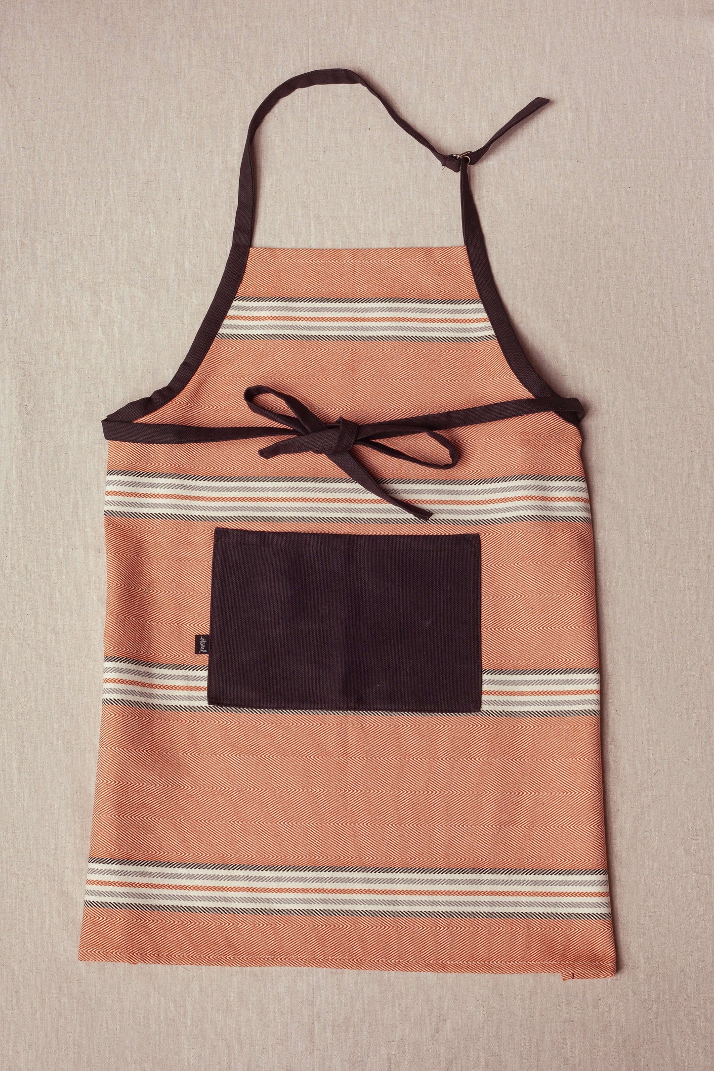 Delantal sarga Burgos arcilla con rayas beiges y bolsillo marrón - delantal artesanal cocina hecho España