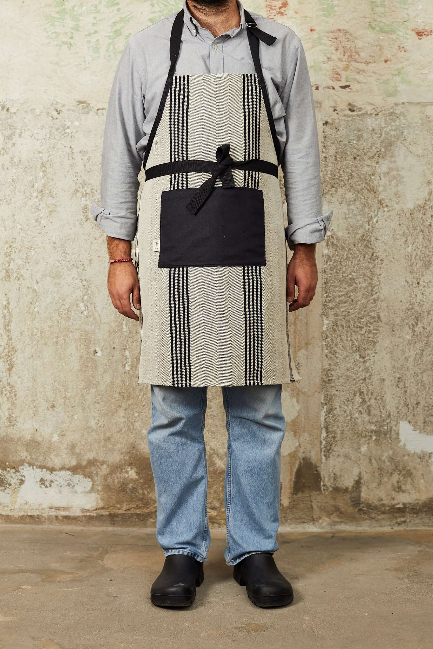 Hombre con delantal sarga Burgos rayas negras beiges y bolsillo negro - delantal profesional cocina hostelería España