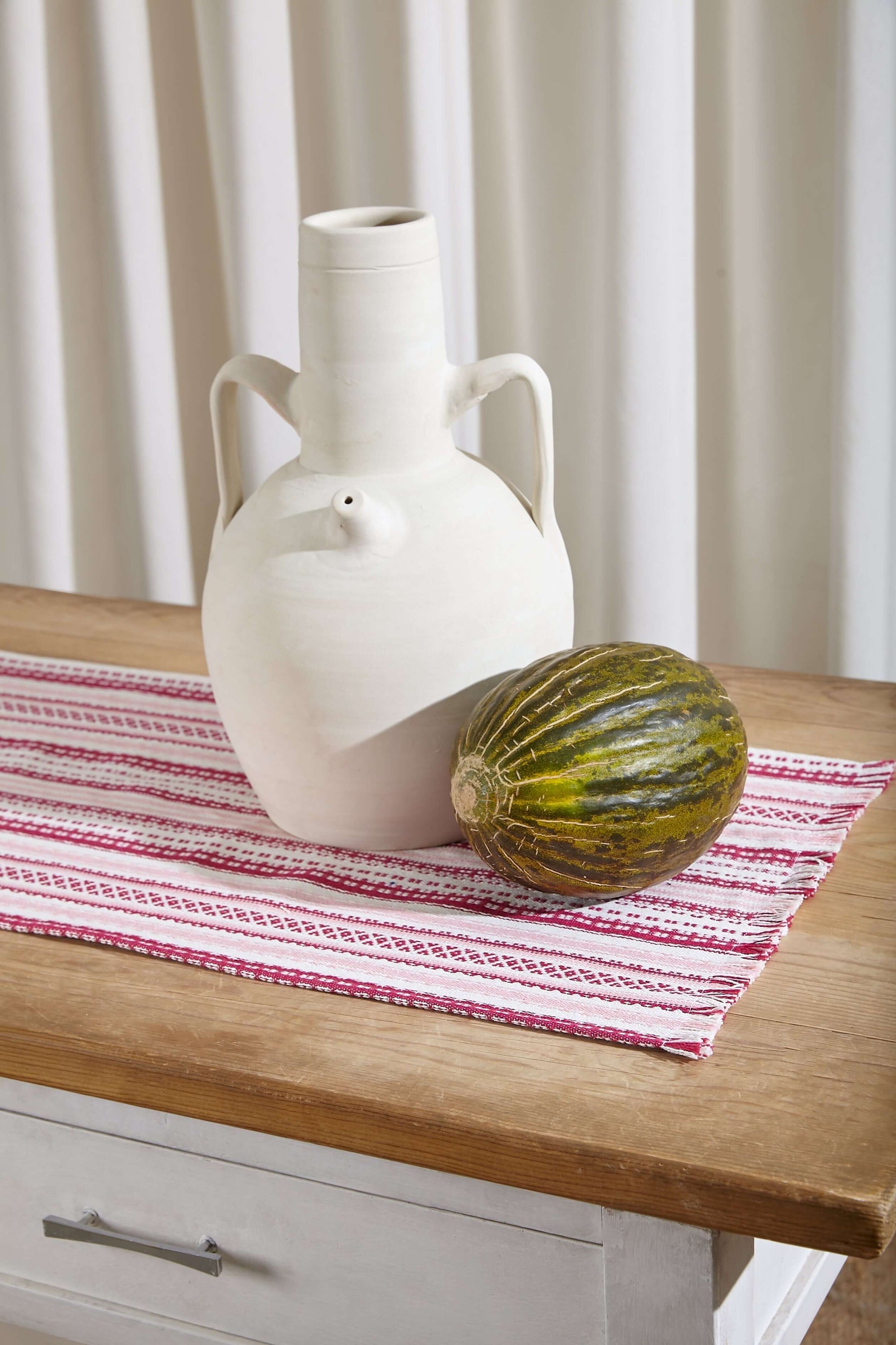 Detalle camino de mesa alpujarra rosa decoración hogar elegante